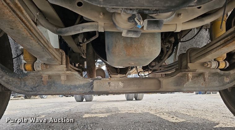 image for item DQ8618 2004 International 4200 truck cab and chassis