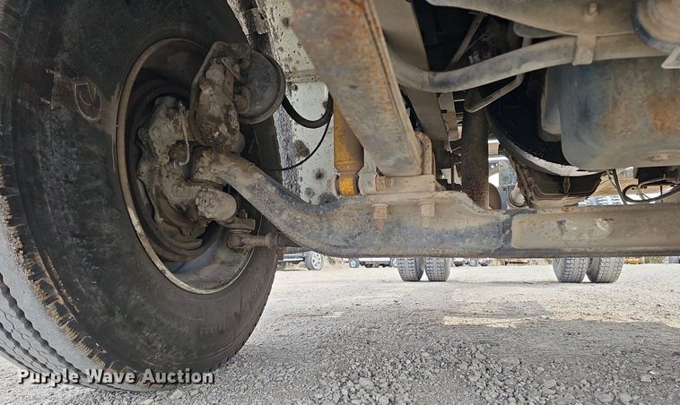 image for item DQ8618 2004 International 4200 truck cab and chassis