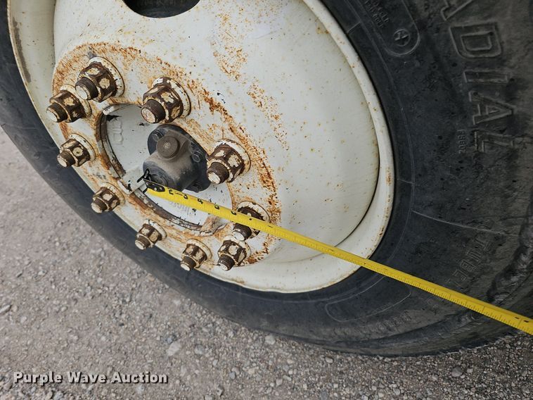 image for item DQ8618 2004 International 4200 truck cab and chassis