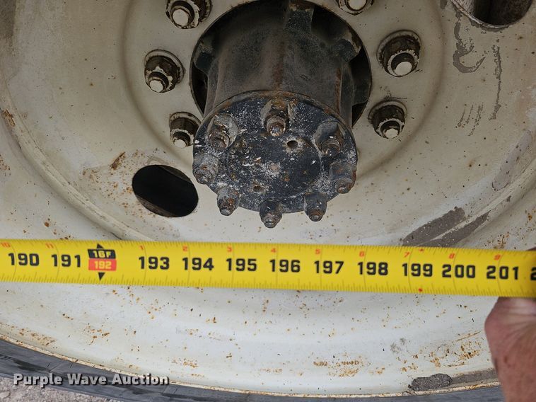 image for item DQ8618 2004 International 4200 truck cab and chassis