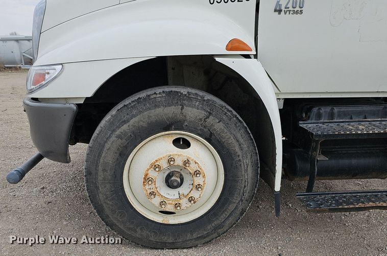 image for item DQ8618 2004 International 4200 truck cab and chassis