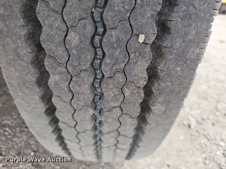 image for item DQ8618 2004 International 4200 truck cab and chassis