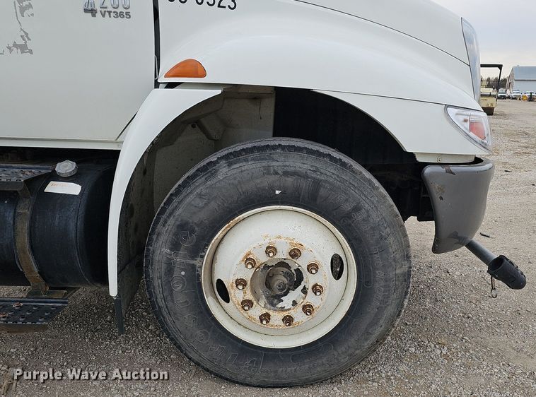 image for item DQ8618 2004 International 4200 truck cab and chassis