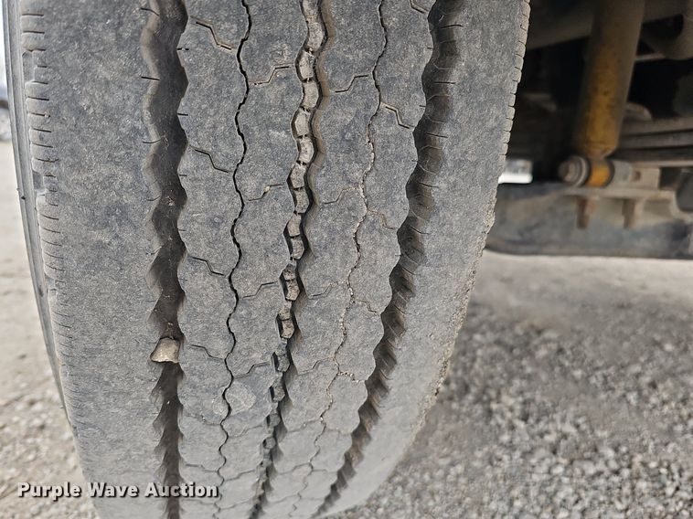 image for item DQ8618 2004 International 4200 truck cab and chassis