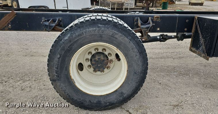 image for item DQ8618 2004 International 4200 truck cab and chassis