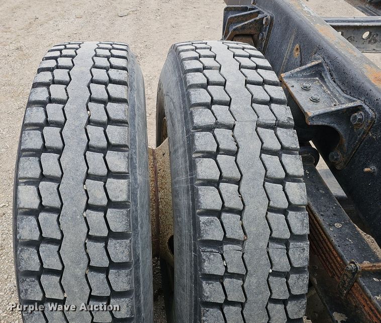 image for item DQ8618 2004 International 4200 truck cab and chassis