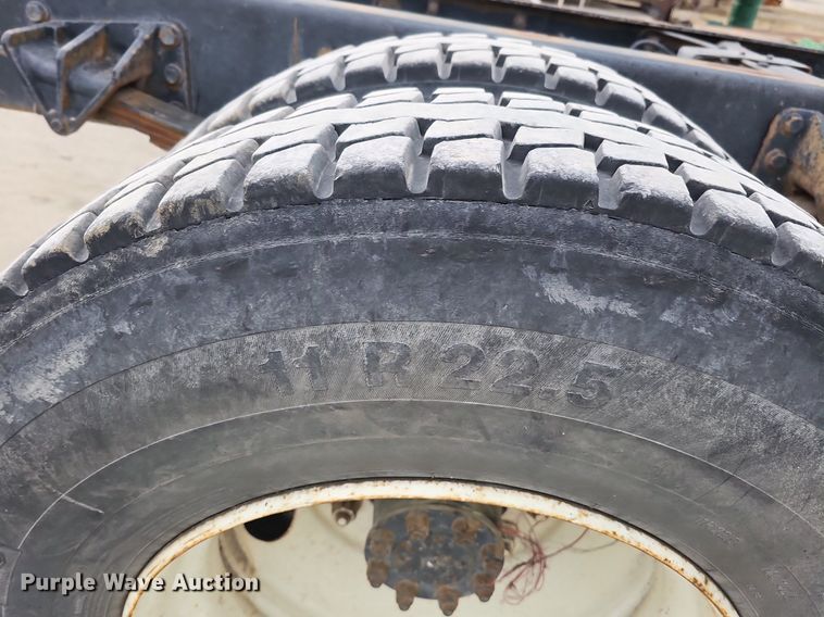 image for item DQ8618 2004 International 4200 truck cab and chassis