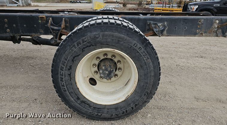 image for item DQ8618 2004 International 4200 truck cab and chassis