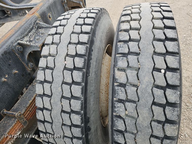 image for item DQ8618 2004 International 4200 truck cab and chassis