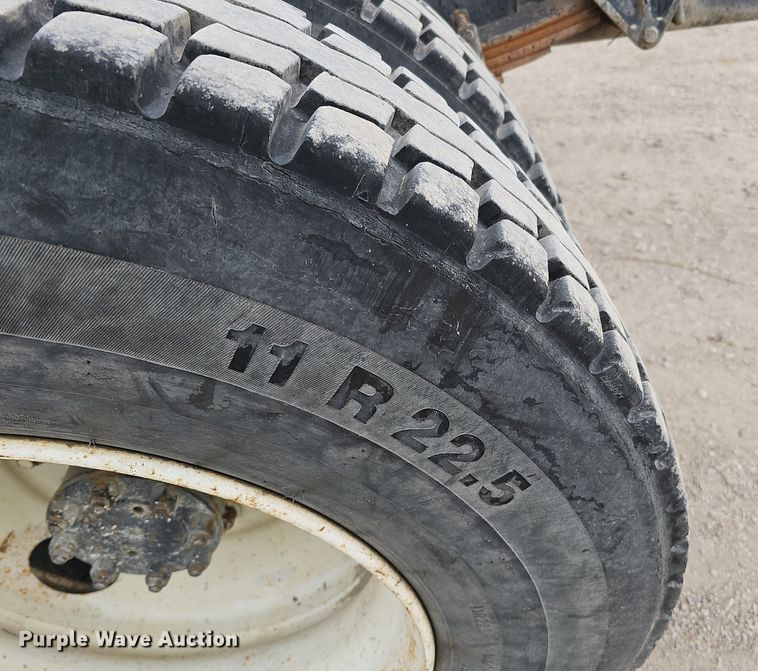 image for item DQ8618 2004 International 4200 truck cab and chassis