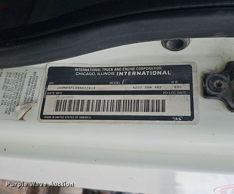 image for item DQ8618 2004 International 4200 truck cab and chassis