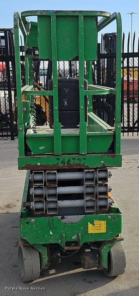 image for item DQ8660 2015 Genie GS-1930 scissor lift