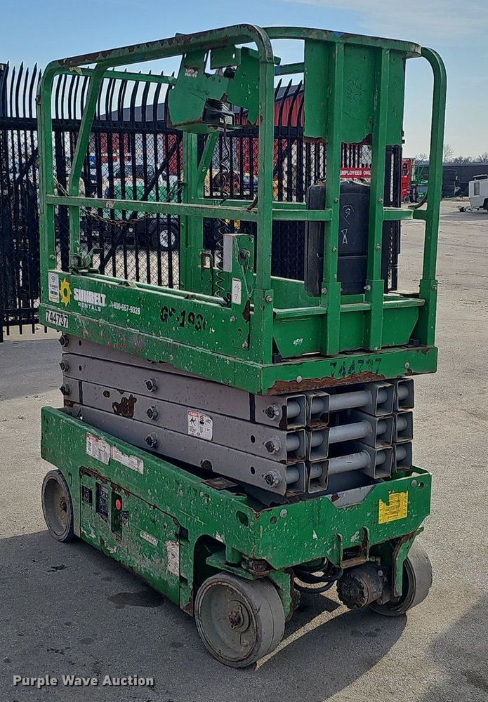 image for item DQ8660 2015 Genie GS-1930 scissor lift
