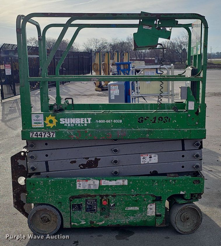 image for item DQ8660 2015 Genie GS-1930 scissor lift