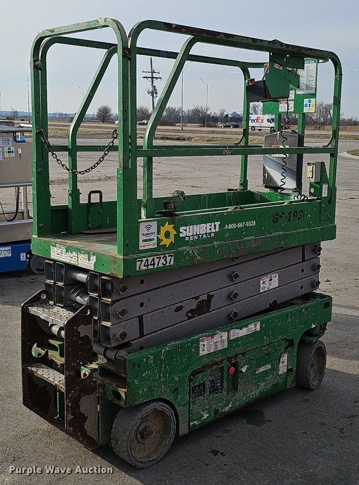 image for item DQ8660 2015 Genie GS-1930 scissor lift