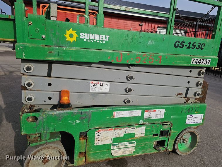 image for item DQ8660 2015 Genie GS-1930 scissor lift