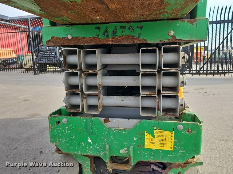 image for item DQ8660 2015 Genie GS-1930 scissor lift