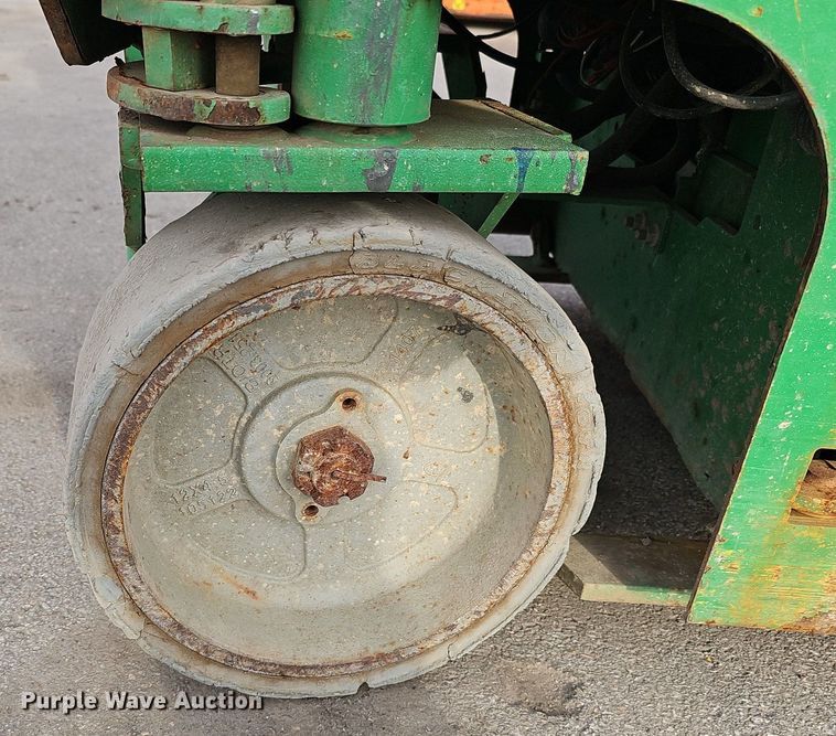 image for item DQ8660 2015 Genie GS-1930 scissor lift