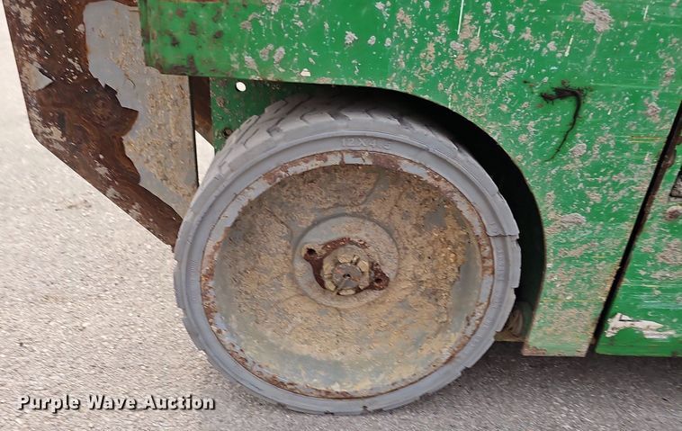 image for item DQ8660 2015 Genie GS-1930 scissor lift