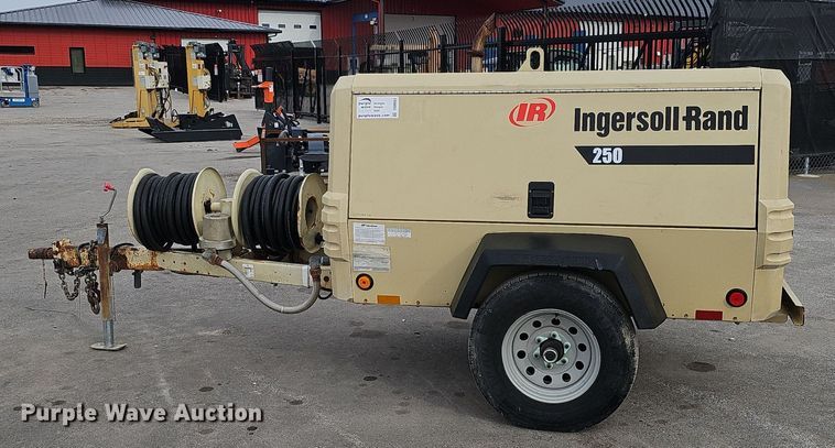 image for item DQ8663 2002 Ingersoll Rand P250WJD air compressor