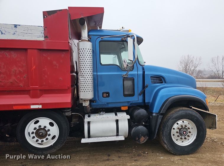 image for item DQ8664 2002 Mack CV713 dump truck