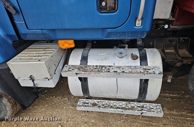 image for item DQ8664 2002 Mack CV713 dump truck