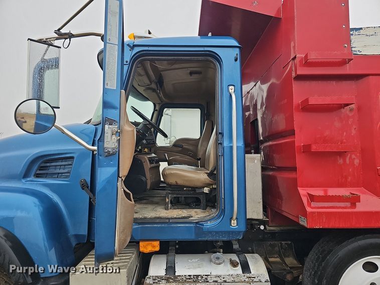 image for item DQ8664 2002 Mack CV713 dump truck
