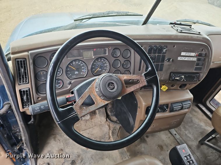 image for item DQ8664 2002 Mack CV713 dump truck