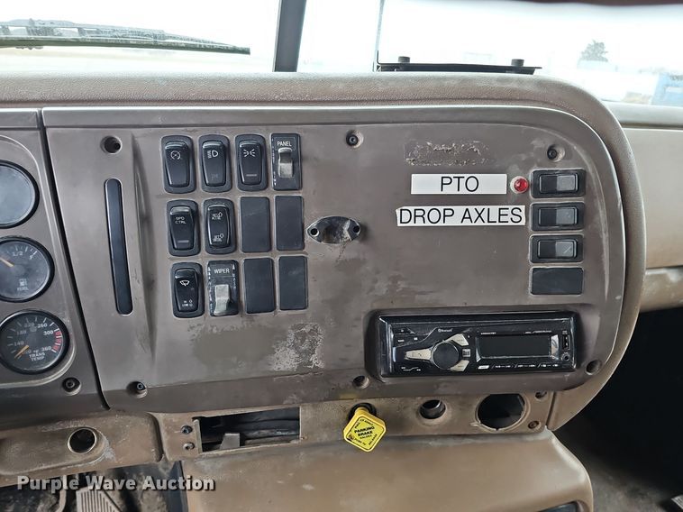 image for item DQ8664 2002 Mack CV713 dump truck