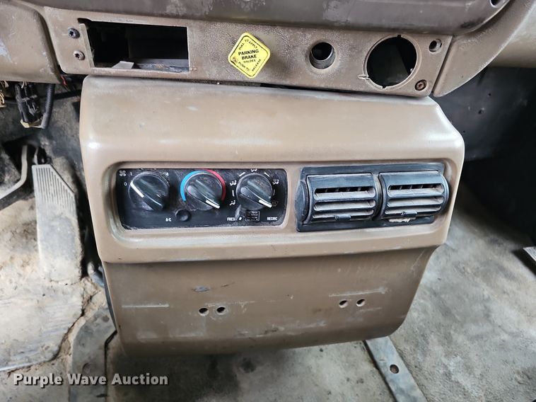 image for item DQ8664 2002 Mack CV713 dump truck