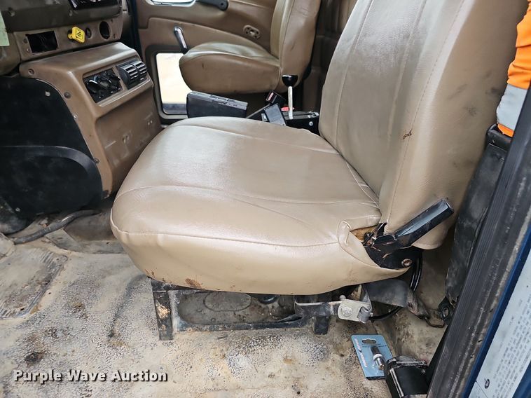 image for item DQ8664 2002 Mack CV713 dump truck