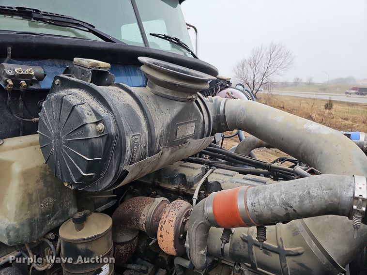 image for item DQ8664 2002 Mack CV713 dump truck