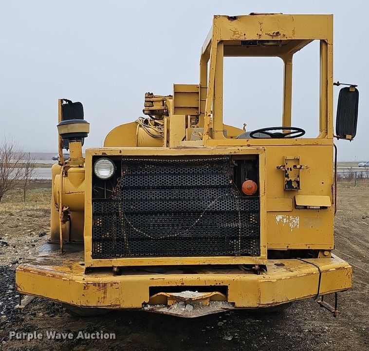 image for item DQ8666 1978 Caterpillar 613B water wagon