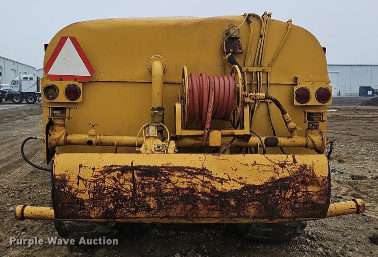 image for item DQ8666 1978 Caterpillar 613B water wagon
