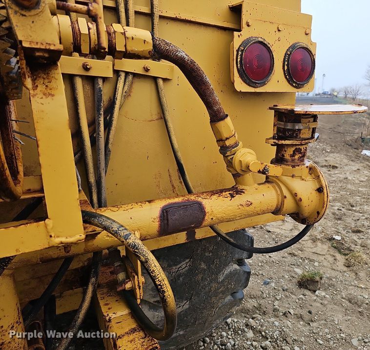 image for item DQ8666 1978 Caterpillar 613B water wagon
