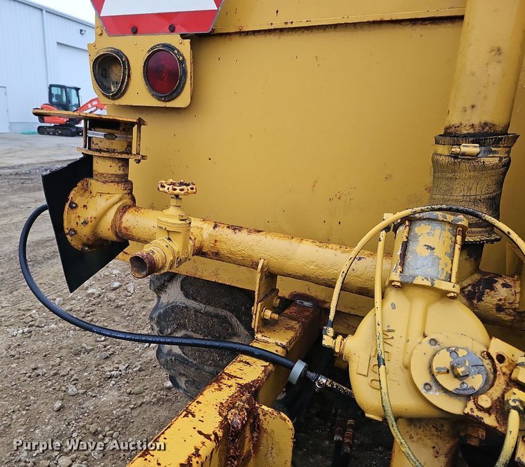 image for item DQ8666 1978 Caterpillar 613B water wagon