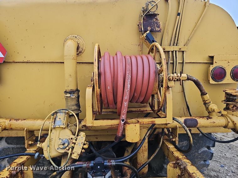 image for item DQ8666 1978 Caterpillar 613B water wagon