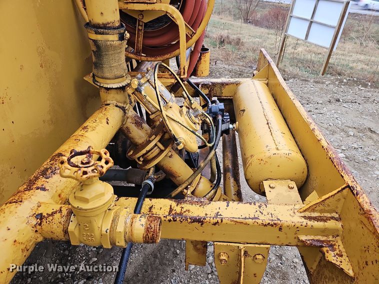 image for item DQ8666 1978 Caterpillar 613B water wagon