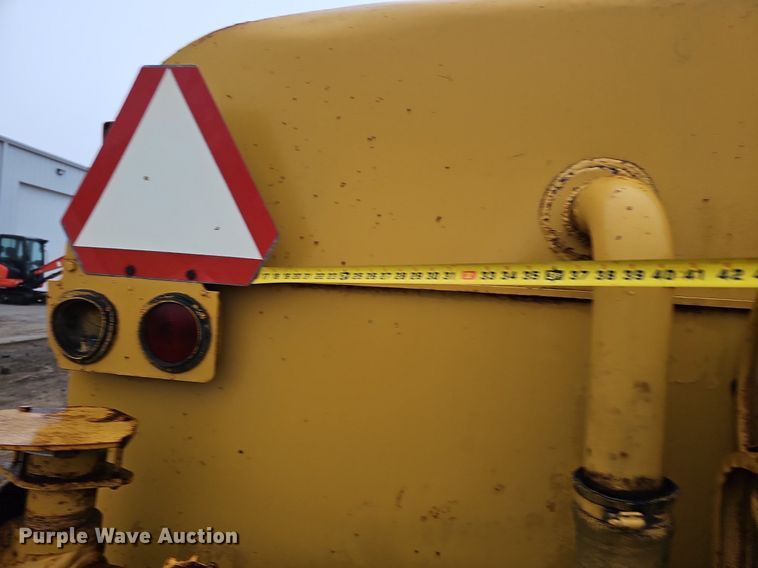 image for item DQ8666 1978 Caterpillar 613B water wagon