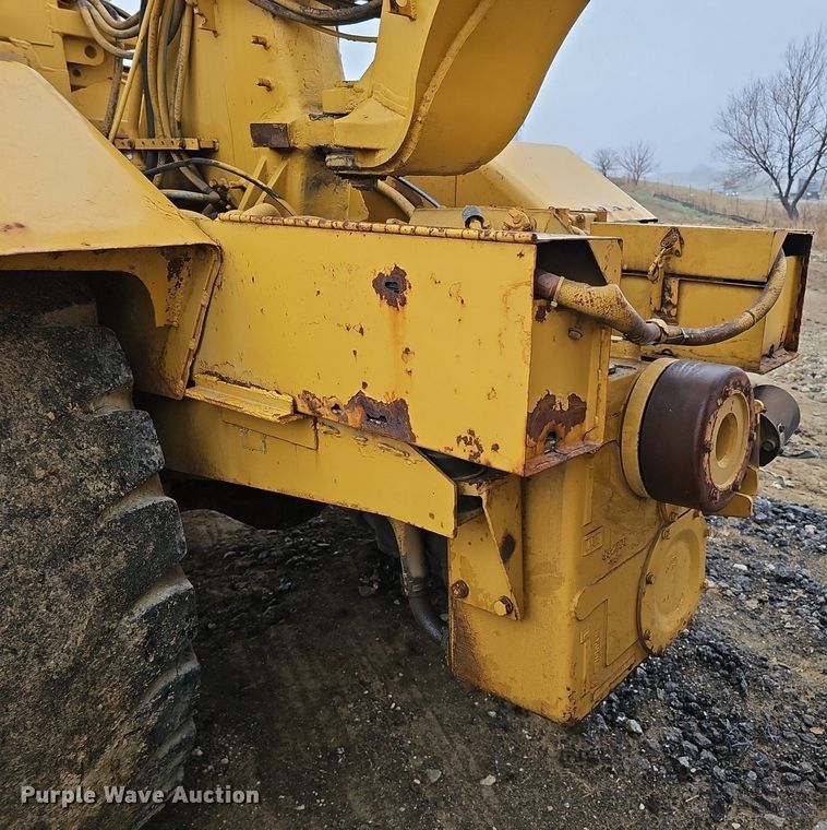 image for item DQ8666 1978 Caterpillar 613B water wagon