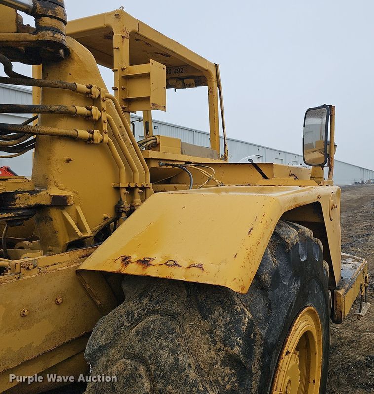 image for item DQ8666 1978 Caterpillar 613B water wagon