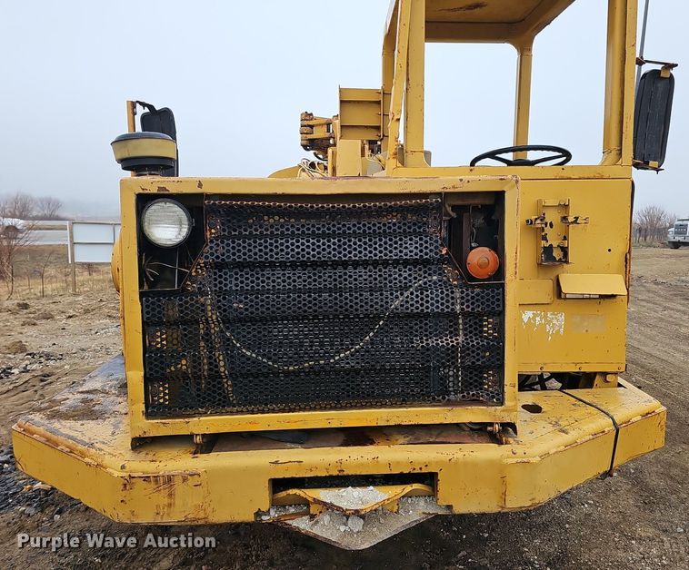 image for item DQ8666 1978 Caterpillar 613B water wagon