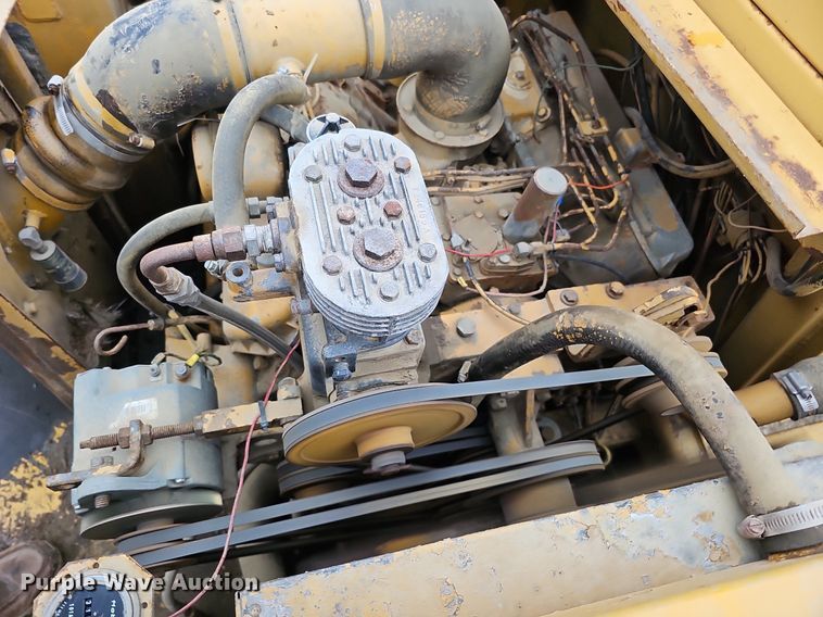 image for item DQ8666 1978 Caterpillar 613B water wagon