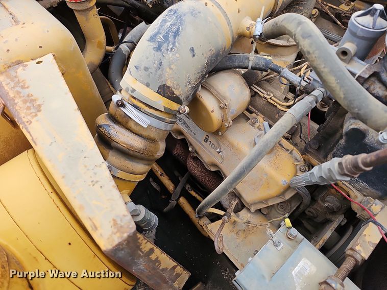 image for item DQ8666 1978 Caterpillar 613B water wagon