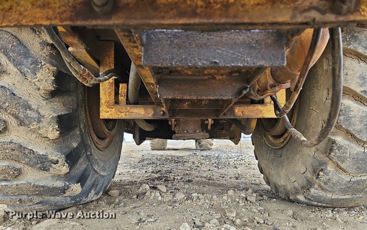 image for item DQ8666 1978 Caterpillar 613B water wagon