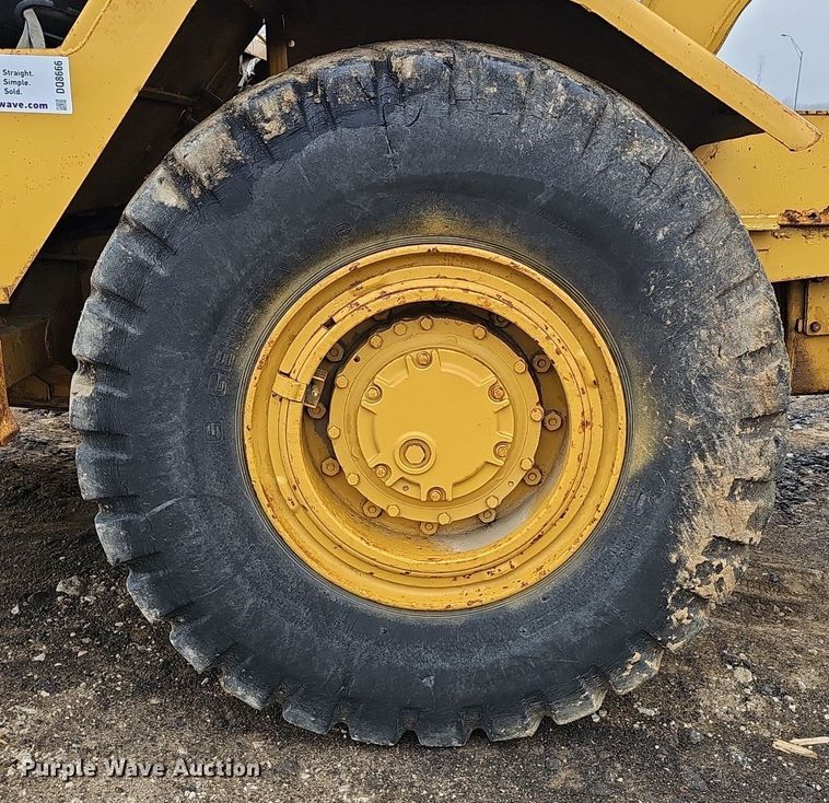 image for item DQ8666 1978 Caterpillar 613B water wagon