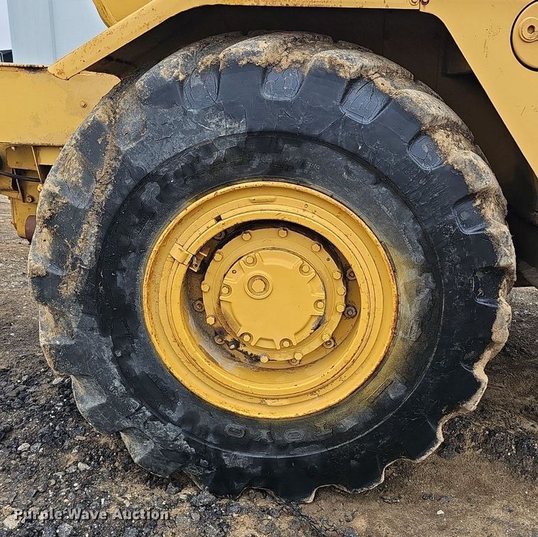 image for item DQ8666 1978 Caterpillar 613B water wagon