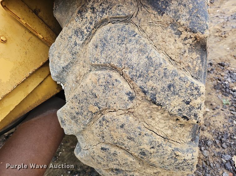 image for item DQ8666 1978 Caterpillar 613B water wagon