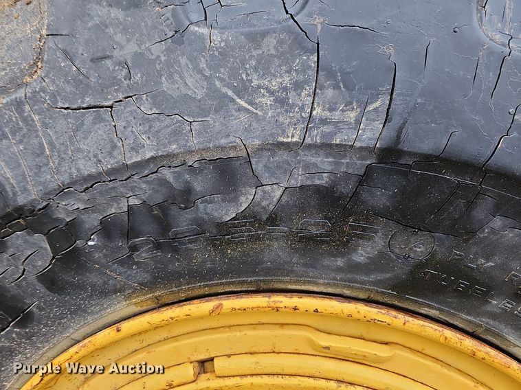 image for item DQ8666 1978 Caterpillar 613B water wagon