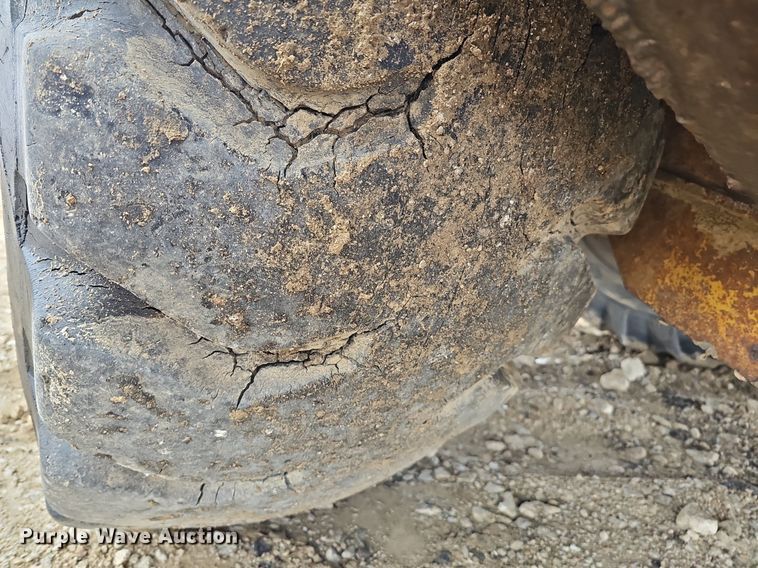 image for item DQ8666 1978 Caterpillar 613B water wagon